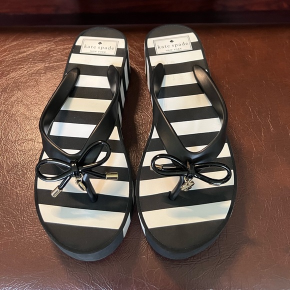 Kate Spade Women’s Platform Flip Flop, Black & White Striped w Bow Heart, Size 7 - Picture 5 of 11